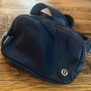 lululemon athletica Navy Blue 1L Everywhere Belt Bag